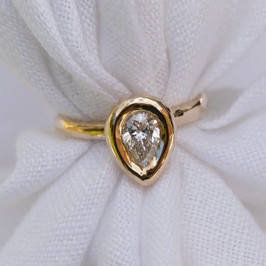 /public/photos/live/pear cut ring (4).webp